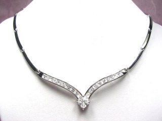 �h�C�c���E�L���[�r�b�N�W���R�j�A�̃l�b�N���X