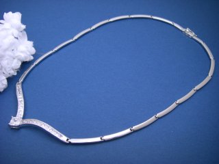 �h�C�c���E�L���[�r�b�N�W���R�j�A�̃l�b�N���X