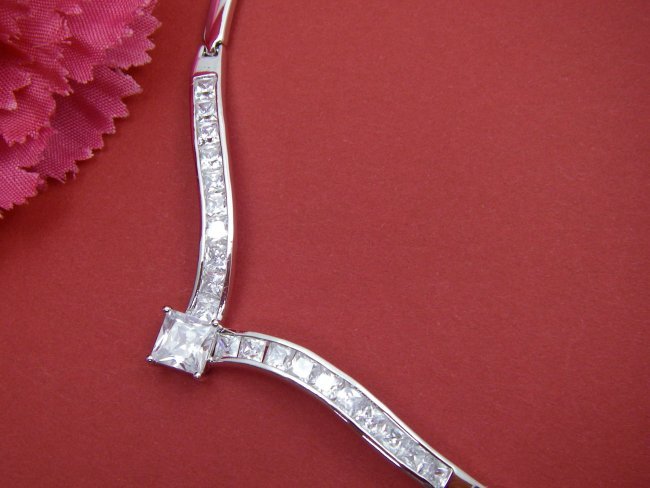 �h�C�c���E�L���[�r�b�N�W���R�j�A�̃l�b�N���X