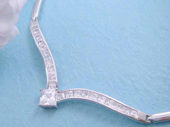 �h�C�c���E�L���[�r�b�N�W���R�j�A�̃l�b�N���X