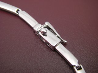 �h�C�c���E�L���[�r�b�N�W���R�j�A�̃l�b�N���X