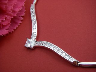 �h�C�c���E�L���[�r�b�N�W���R�j�A�̃l�b�N���X