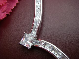 �h�C�c���E�L���[�r�b�N�W���R�j�A�̃l�b�N���X