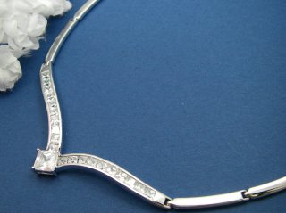 �h�C�c���E�L���[�r�b�N�W���R�j�A�̃l�b�N���X